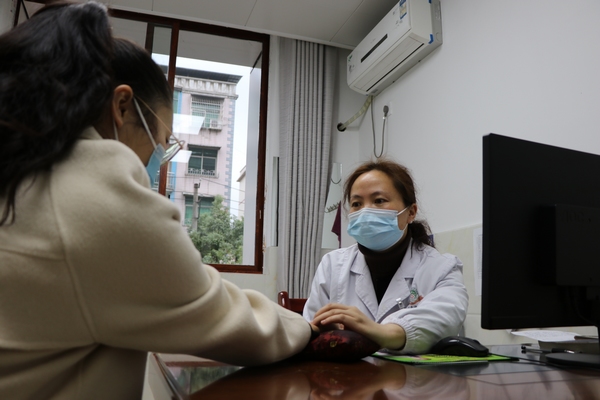 中醫(yī)正在給患者把脈。